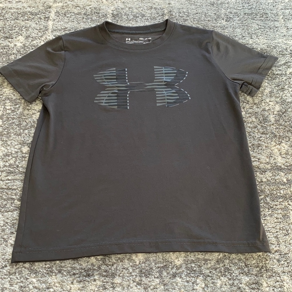 Boy’s Like New Under Armour Gray (Grey) Shirt YSM